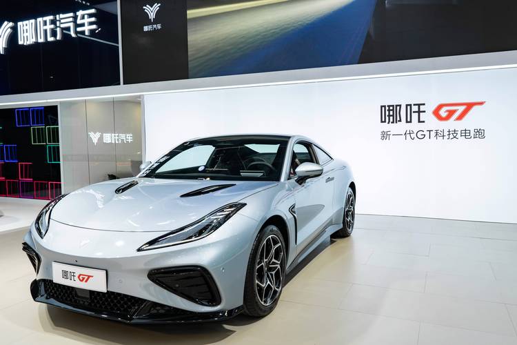 东莞149哪吒汽车在智能汽车领域的表现，领途汽车在新能源汽车市场中的影响力